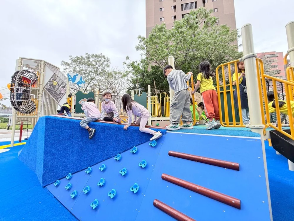 圖/攀岩塊斜面及組合遊具。(新北市板橋區公所提供)