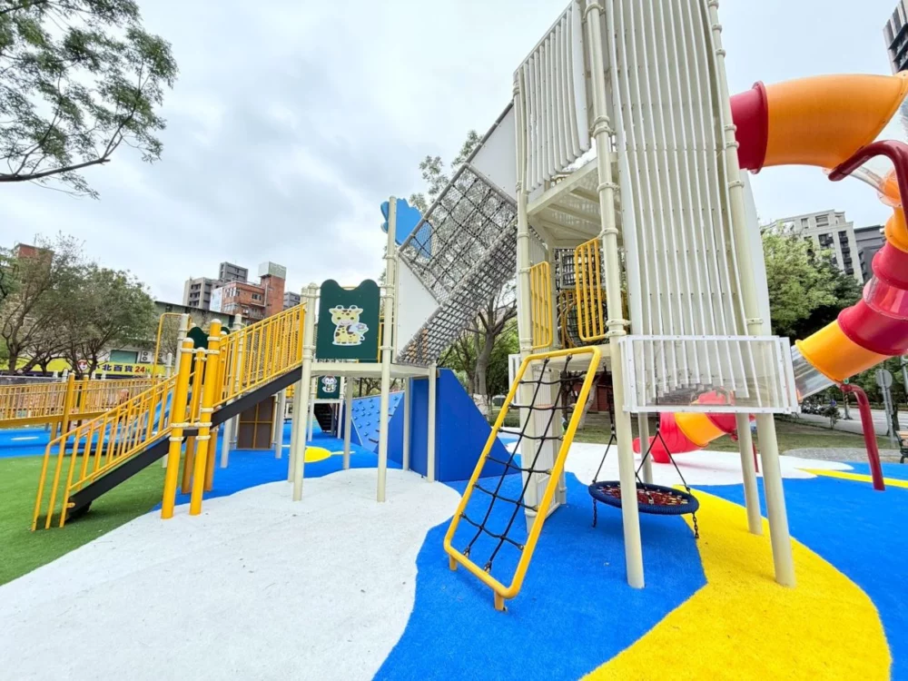 圖/周邊配置共融溜滑梯。(新北市板橋區公所提供)