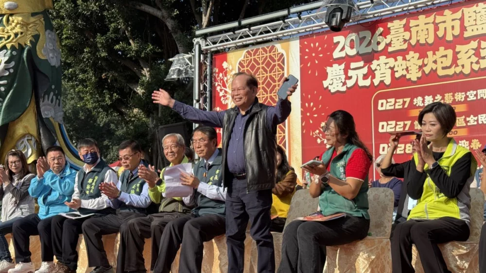 圖/鹽水蜂炮系列活動「仙拼仙藝演競賽」頒獎典禮隆重舉行,林暉博士登台祝賀得獎團隊。透過藝演競賽結合民俗慶典,讓傳統節慶展現更多元的文化創意與藝術能量。(必紅演藝國際提供)