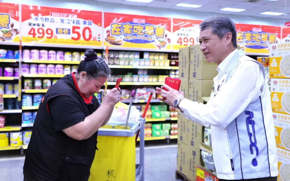 圖／陳瑞嘉今日與勞檢處同仁前往全國加油站土城交流道站及大全聯土城店，代表市長致贈「馬祥厚運」福袋給春節期間堅守崗位的員工。（新北市政府勞工局提供）
