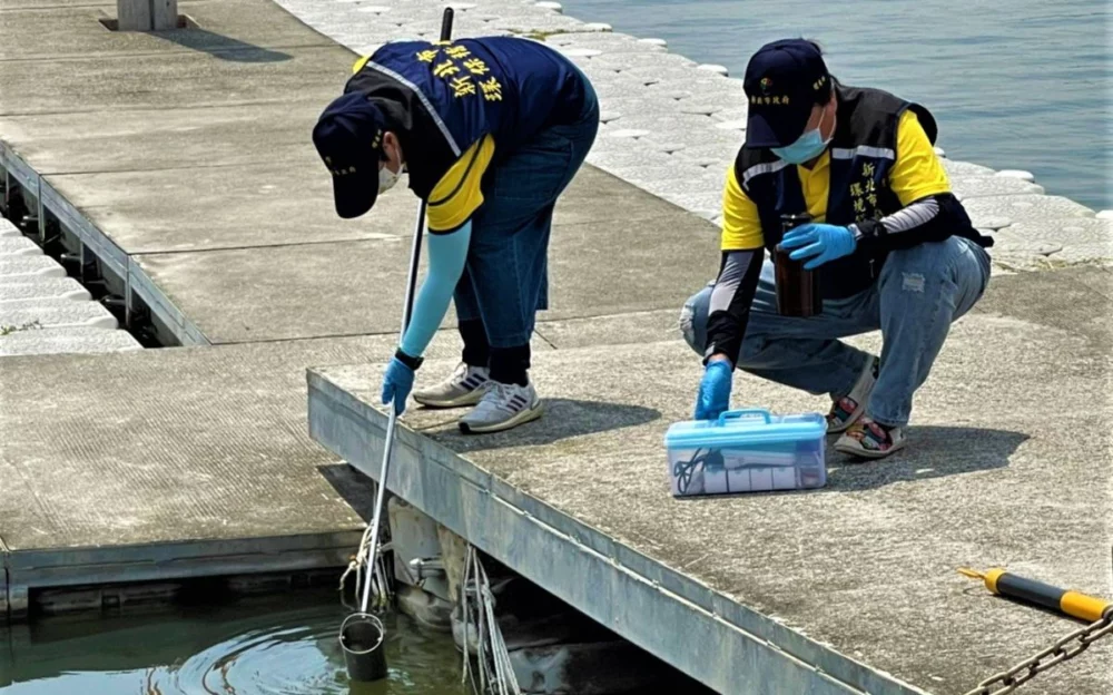 圖／稽查員現場進行污染蒐證。（新北市政府環保局提供）