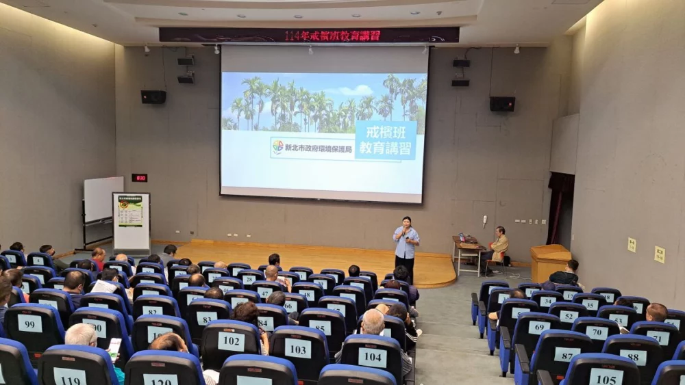 圖／新北市政府環保局主秘許銘志提醒嚼食檳榔的民眾，不要隨地吐檳榔汁渣，以免受罰並強制上戒檳班講習。（新北市政府環保局提供）