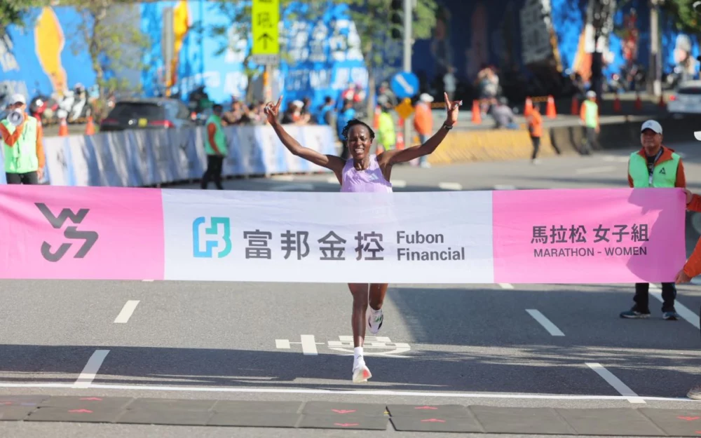 圖／馬拉松女子組肯亞Catherine CHEROTICH，以2小時32分32秒，率先衝線。（新北市政府體育局提供）