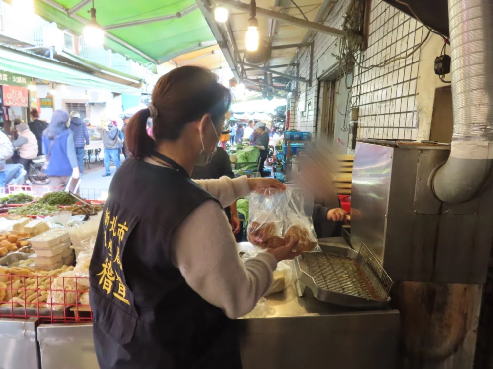 圖／新北市政府衛生局至傳統市場攤商抽驗豆干。（新北市政府衛生局提供）