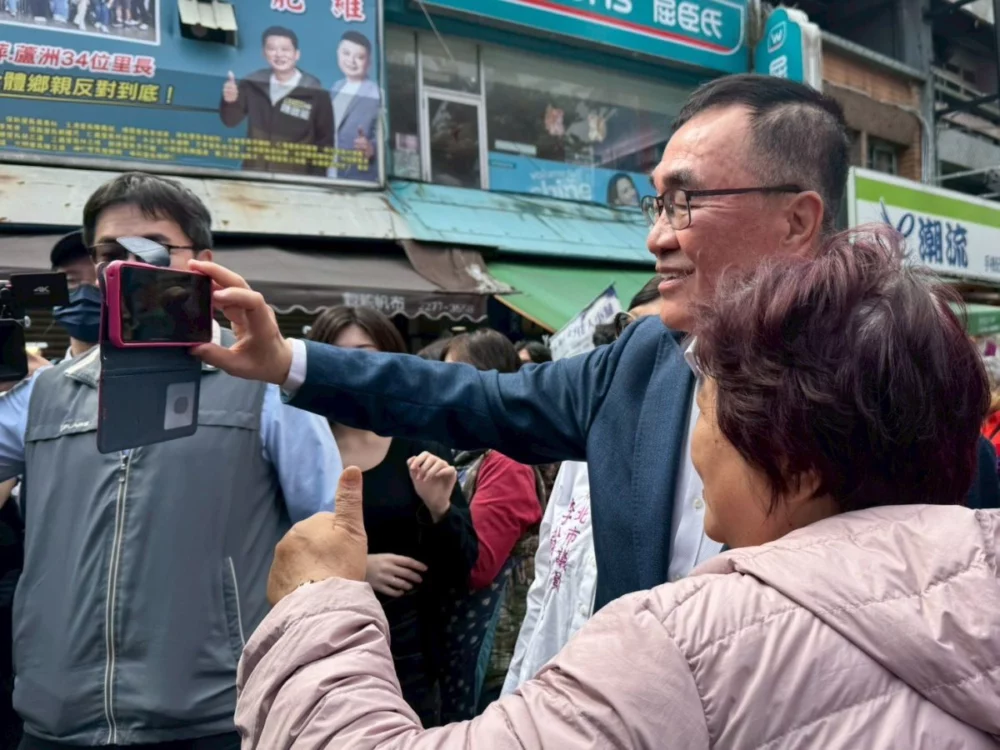 圖/國民黨新北市長參選人李四川拋出「老屋增設電梯」的政策願景,喊出「專業的事我最清楚,答應的一定做到」。(李四川競選辦公室提供)