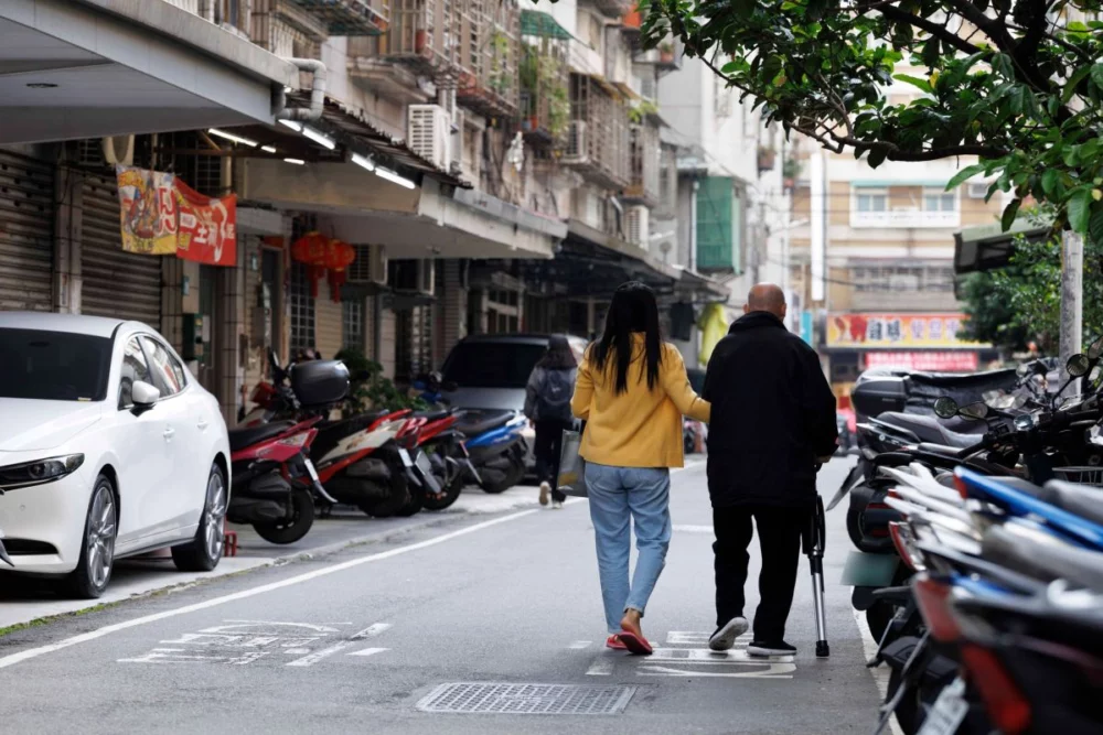 圖／新北市屋齡超過30年的老屋有100萬戶左右，如何解決老舊公寓裝設電梯的其他問題，恐成為新北市長選戰中的重要議題之一。（李四川臉書）