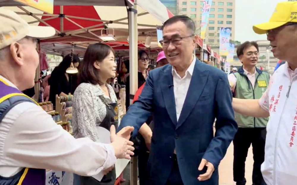 藍綠拚場！李四川同濟會宣講　蘇巧慧市場掃街搶民心