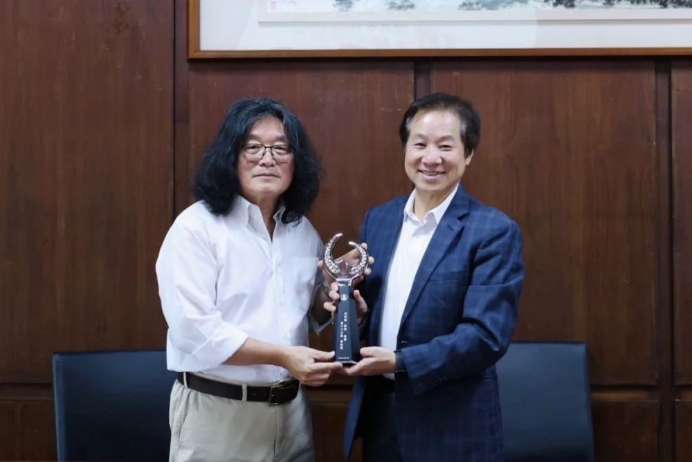 圖／今（26）日何萬順教授獻獎母校東海、將90萬獎金全數捐出，並自掏腰包加碼10萬元，湊足100萬元成立「何萬順永續基金」。（東海大學提供）