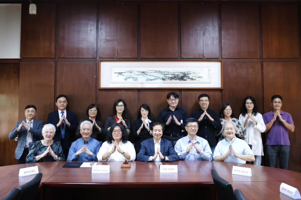 圖／校長張國恩（前排左4）由衷感佩何萬順教授的無私，東海擁有這樣的教授，更證明東海是一個充滿教育使命與價值的大學。（東海大學提供）