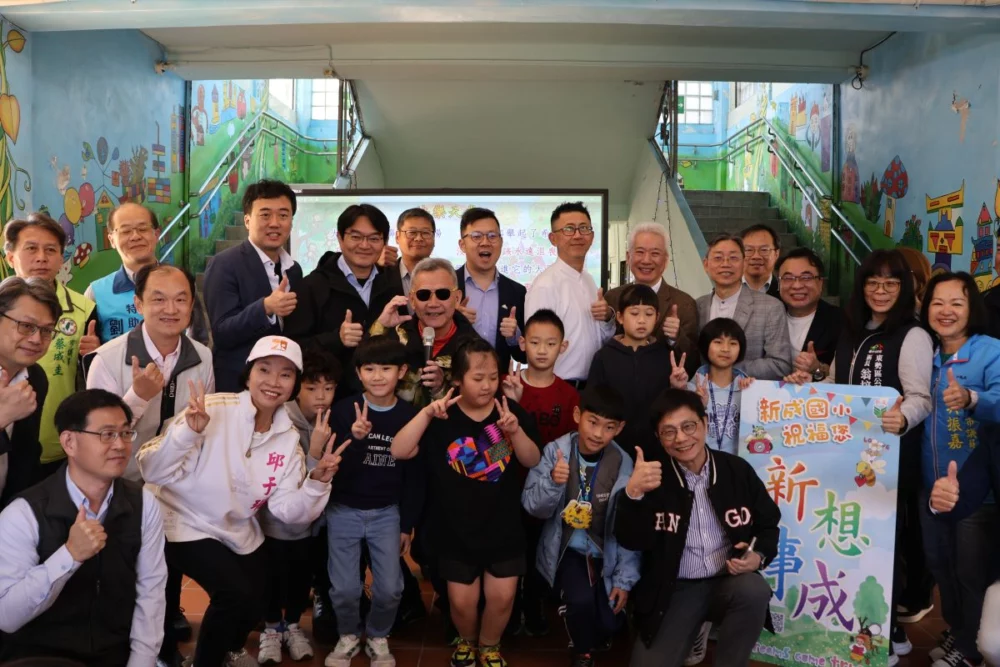 圖／東海大學三月至新成國小辦理「2026AI超人教育營」，東海公事處黃兆璽處長(後排左4)表示，林益興校長是真正的教育家，未來與他持續以豐富的教育資源賦能偏鄉。（東海大學提供）