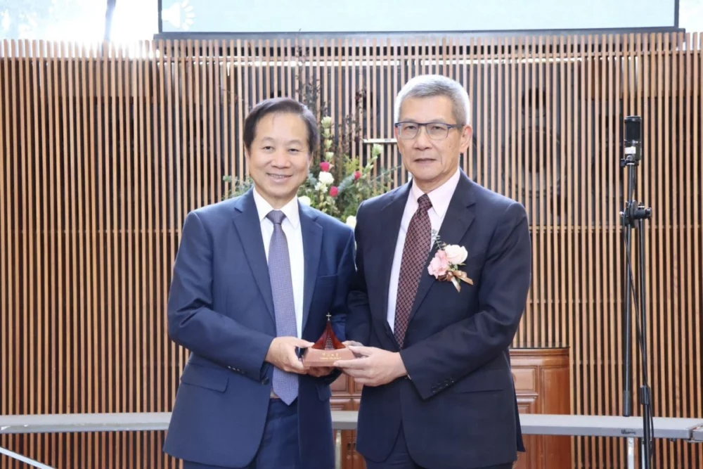 圖/東海校長張國恩(左)感性指出,這份名單是對社會責任的承諾,在少子化的挑戰下,相信東海董事必將全心為教育貢獻心力。圖右為帆宣科技總經理林育業。(東海大學提供)