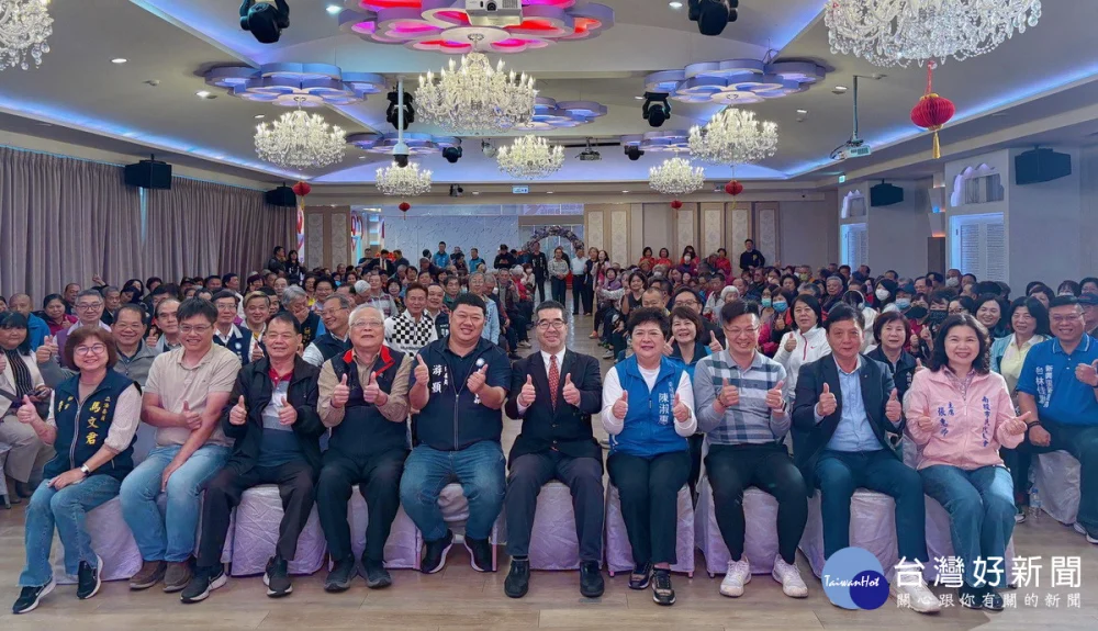 國民黨南投縣黨部新春團拜，民代與幹部齊聚。（縣黨部提供）