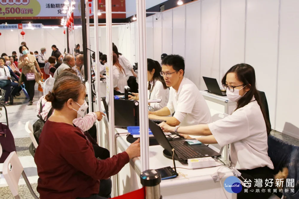 嘉義市政府加碼投入新臺幣2,500萬元，推出「振興商圈夜市券」活動，自今(2)日起正式開放兌換／嘉義市府提供