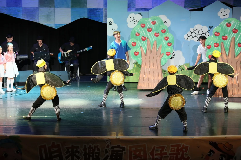 《咱來搬演囡仔歌》演出劇照（如果兒童劇團提供）。


” style=”width:100%; height:auto; display: black;”/></p>
<figcaption id=