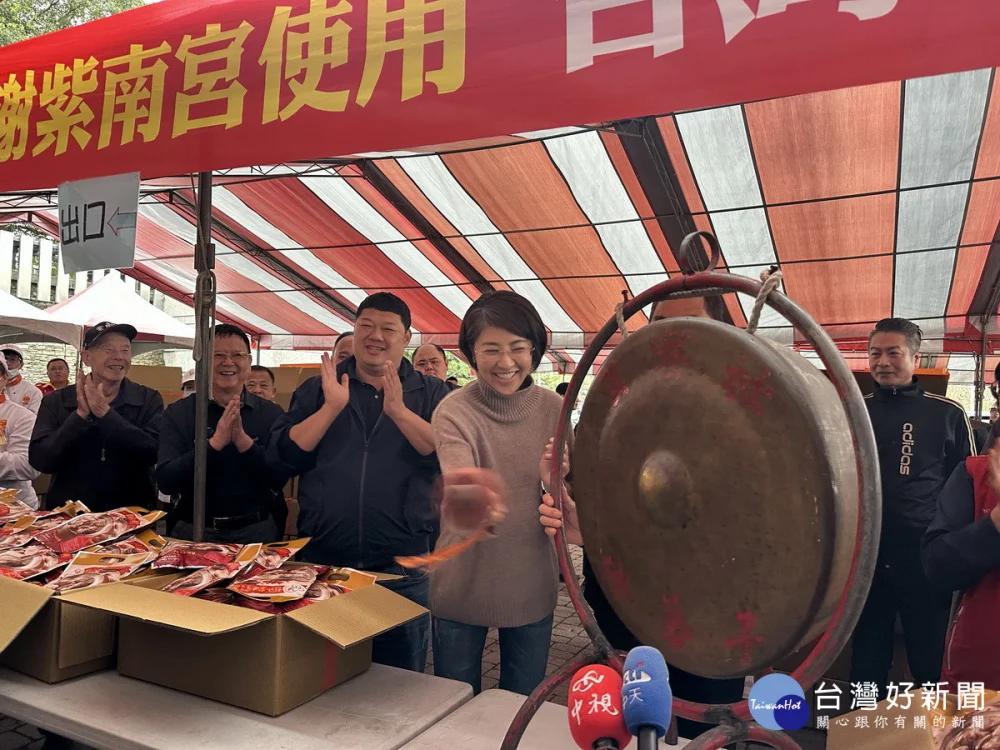 許縣長為呷丁酒活動敲鑼啟動。（記者扶小萍攝）