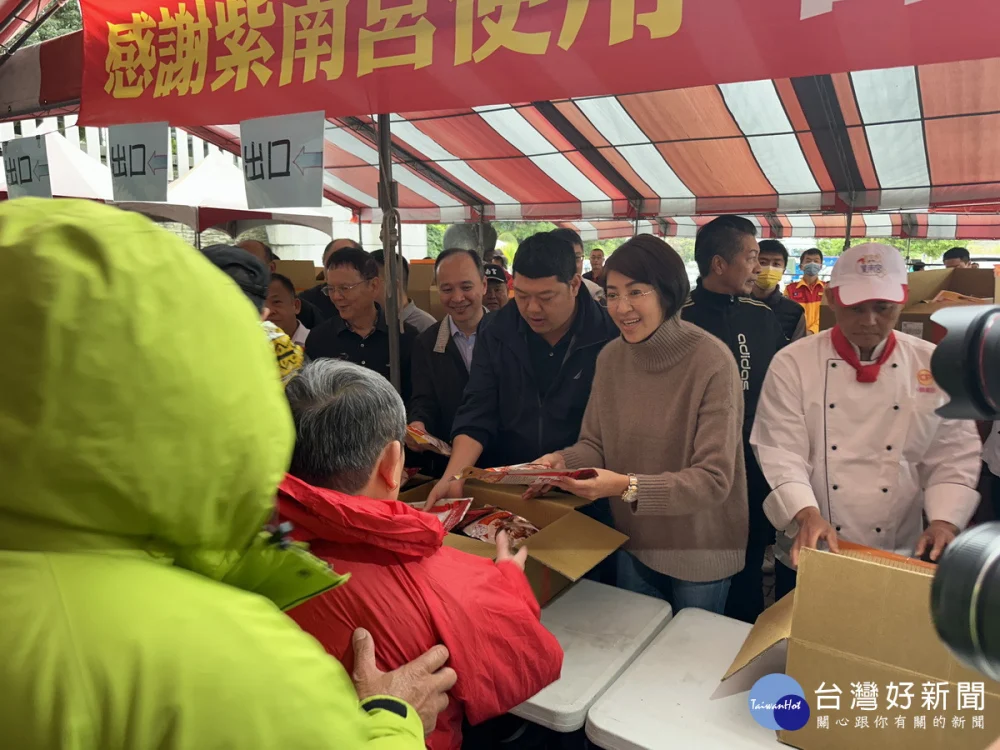 許縣長游立委與莊主委等人發送丁酒包。（記者扶小萍攝）