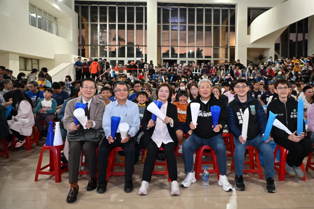彰縣府大廳直播中日大戰，應援力挺中華英雄。圖／彰化縣政府提供