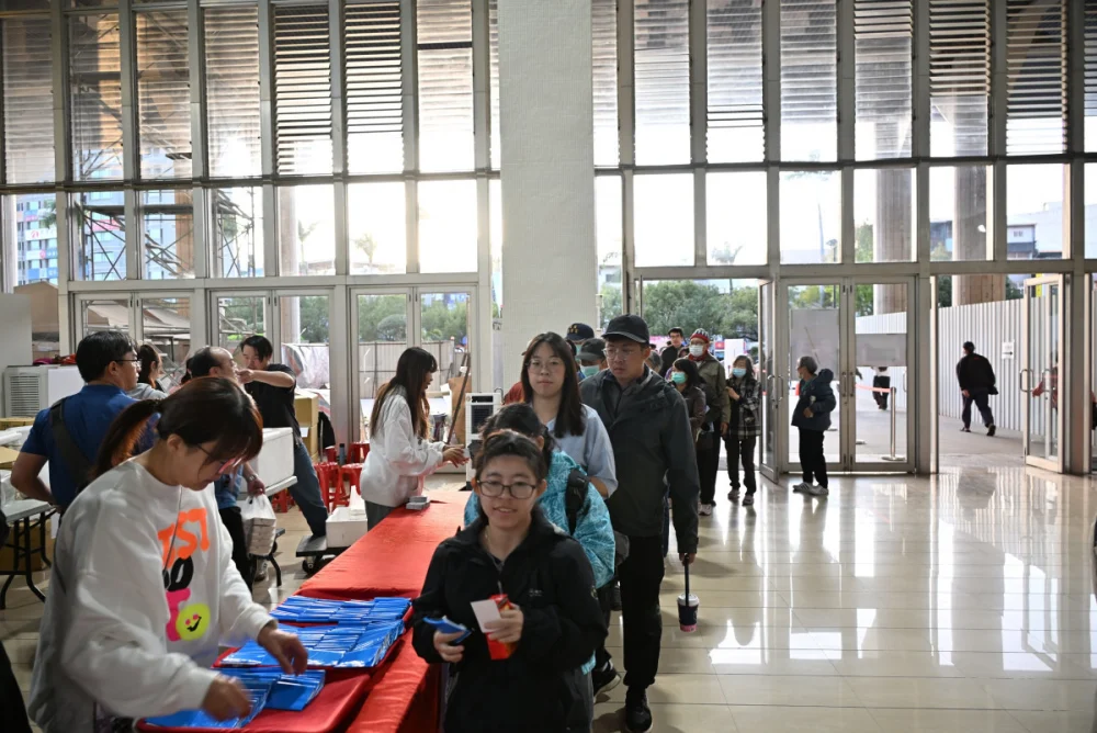 彰縣府大廳直播中日大戰，應援力挺中華英雄排隊人潮。圖／彰化縣政府提供