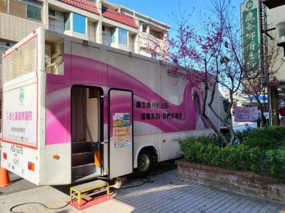 衛生局結合社區辦癌症篩檢服務請女性朋友正視自己的健康。（衛生局提供）