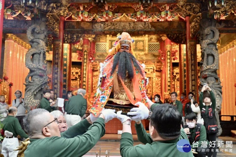 景福宮開漳聖王文化季祈安遶境登場 市長張善政率眾鑽轎祈福