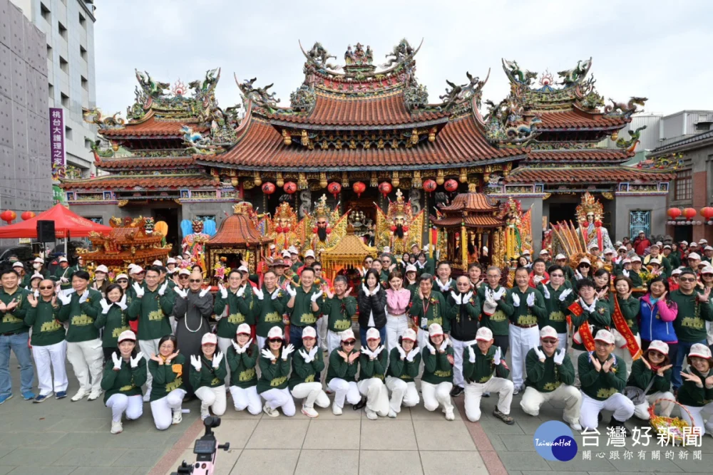 景福宮開漳聖王文化季祈安遶境登場 市長張善政率眾鑽轎祈福