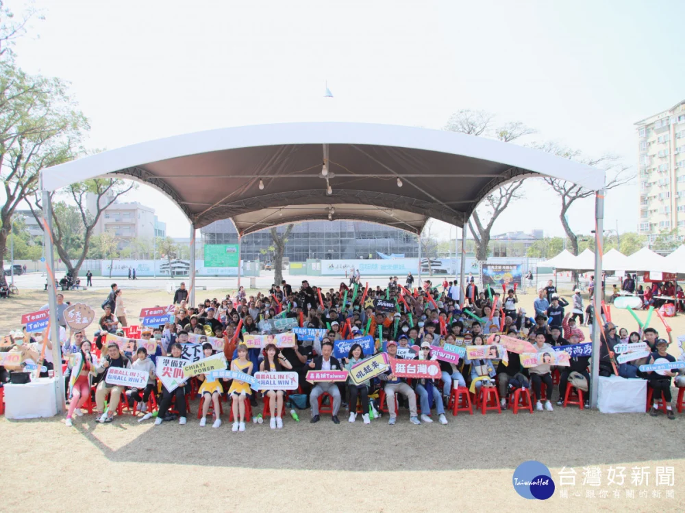 嘉義縣政府今天在燈會展區旁戀人公園舉辦轉播活動，吸引大批球迷到場觀戰／嘉義縣府提供