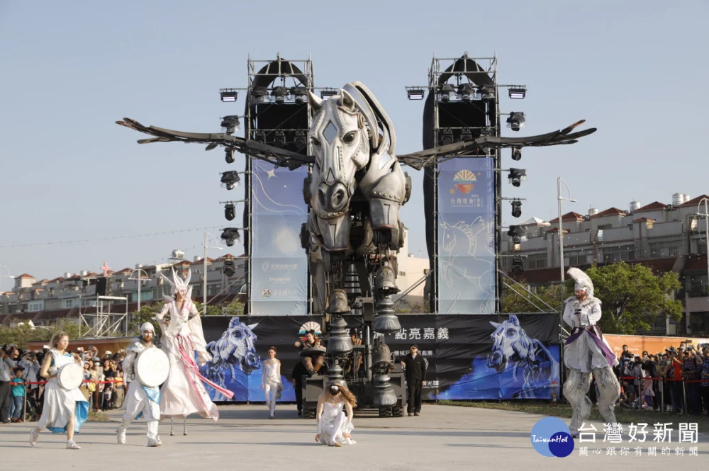 法國機械藝術馬戲團 Planète Vapeur攜代表作《飛天白馬秀》首度於嘉義亮相，今天搶先開箱10米機械巨獸／嘉義縣府提供