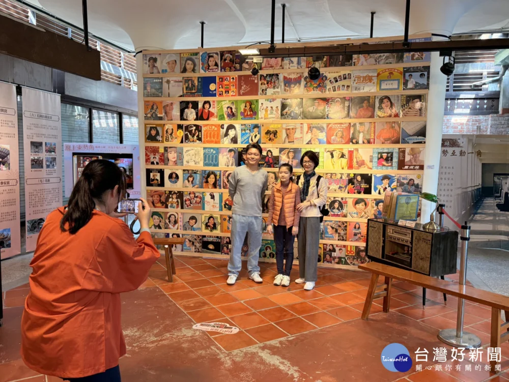 黑膠唱片打造的展示牆成為熱門亮點，吸引民眾拍照留念