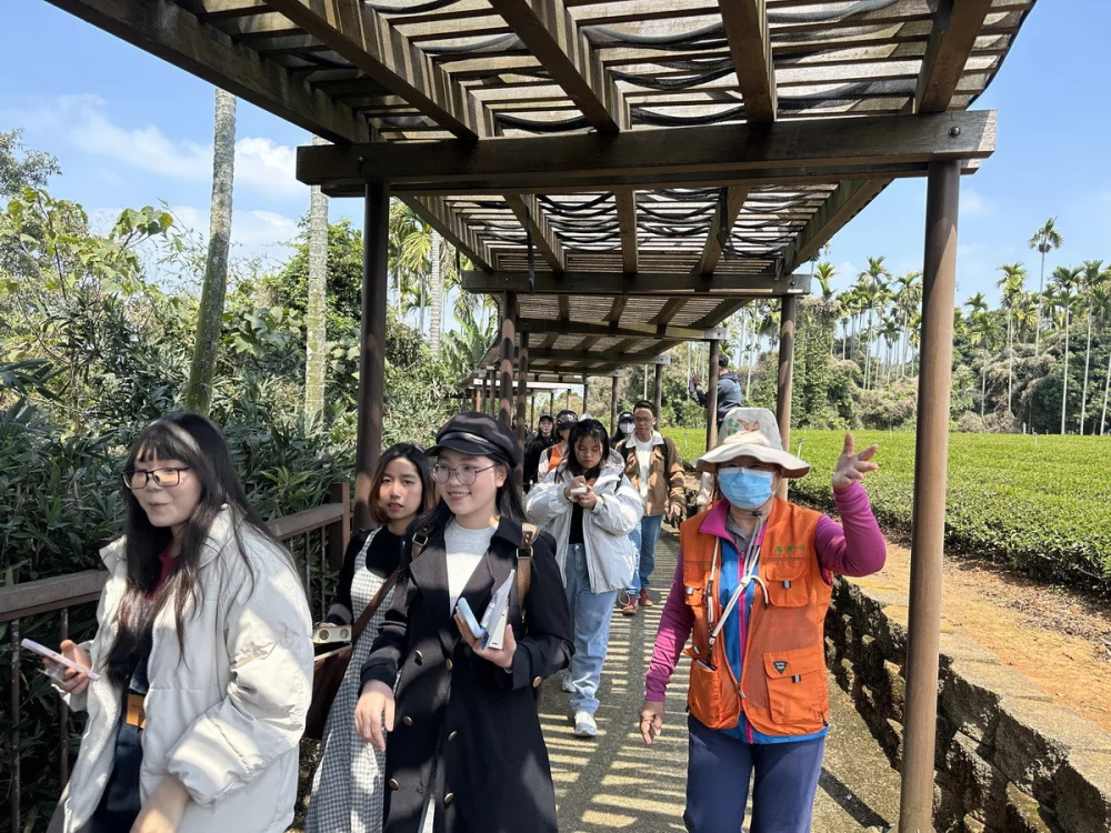 來自多個國家外籍生特別參訪賞鷹活動。（記者扶小萍攝）