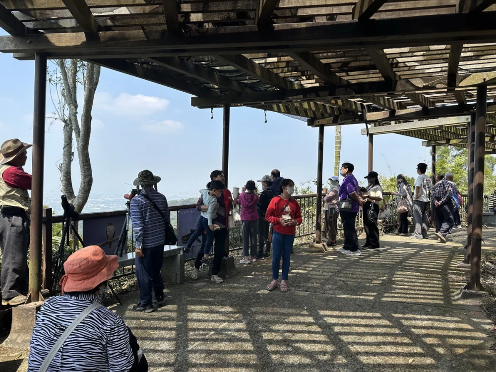 賞鷹平台聚集遊客守候猛禽出現。（記者扶小萍攝）