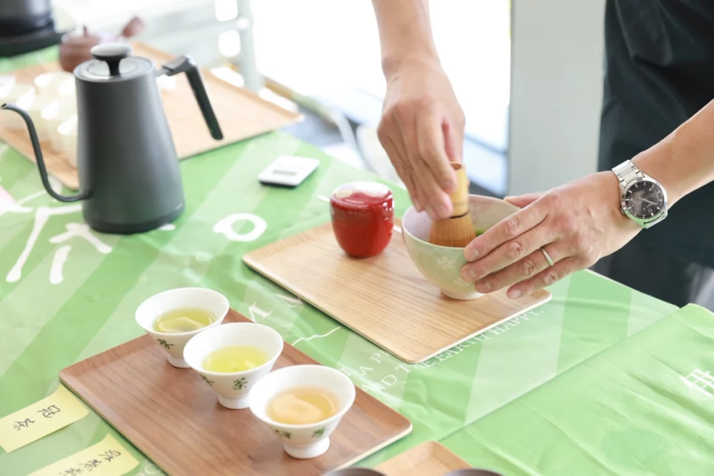 現場手沖「伊勢茶」。