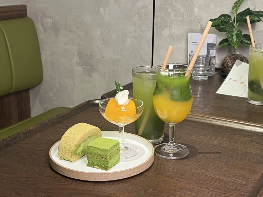 三重縣產伊勢茶、日本酒、蜜柑製作的飲料與點心。