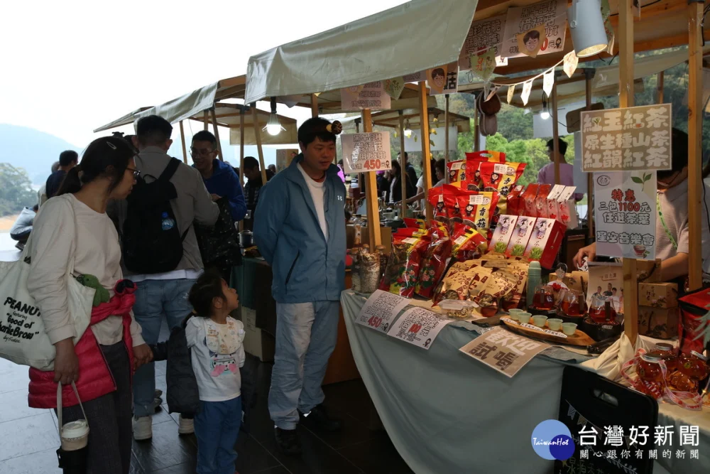 現場亦結合日月潭觀光圈攤位市集,展現紅茶、咖啡及農特產特色。(日管處提供)