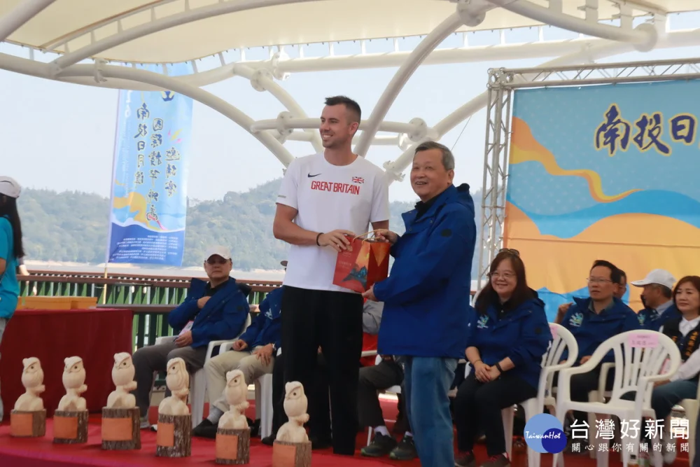 英國選手代表各國接受紀念品。（記者扶小萍攝）