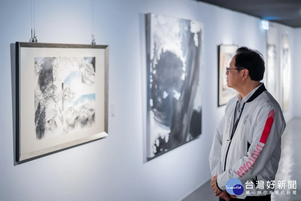 桃園市長張善政參觀「桃園市美術家邀請展」。