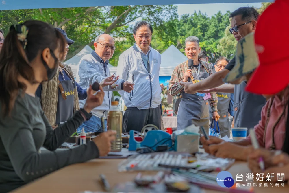 桃園市長張善政參觀「桃園市美術家邀請展」。