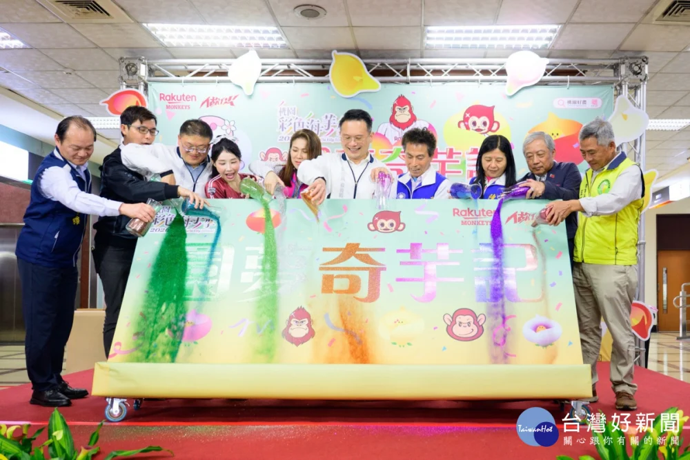 蘇副市長與出席貴賓將沙瓶倒入啟動台。