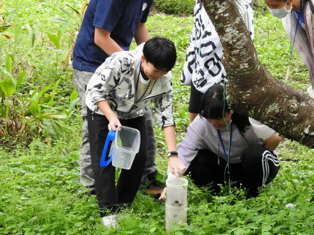 回收調查陷阱。（林業及自然保育署南投分署提供）