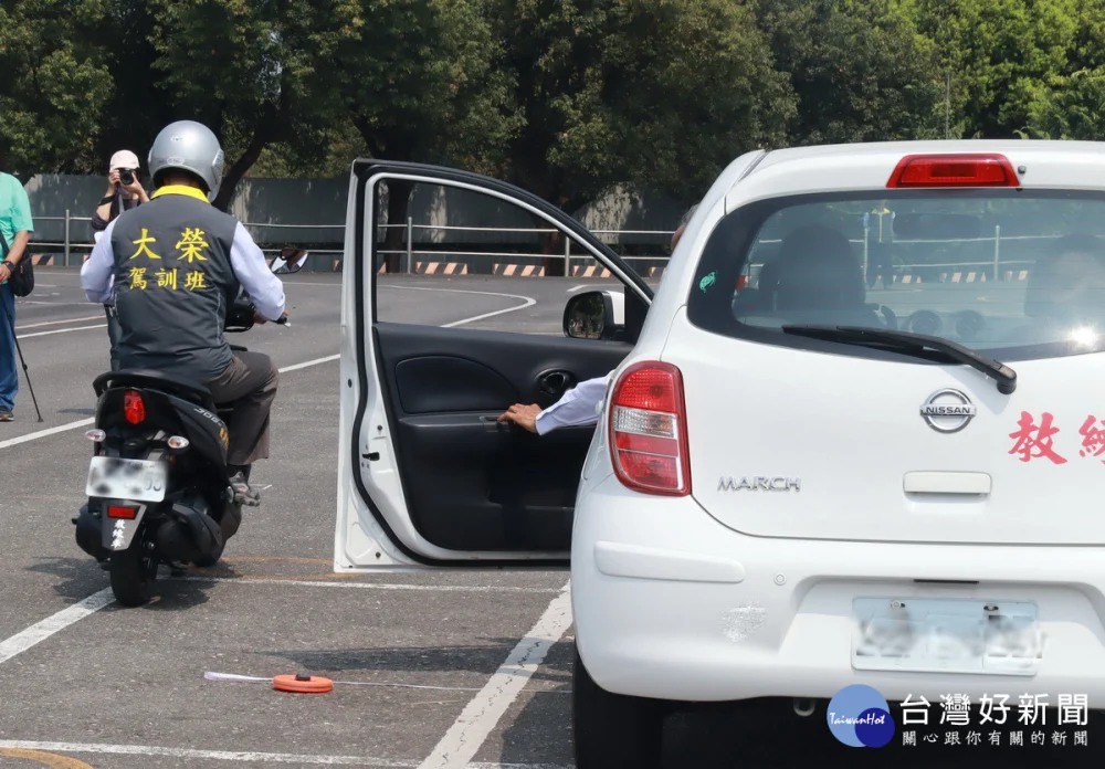 機車需與汽車保持至少100公分的安全距離。(記者扶小萍攝)