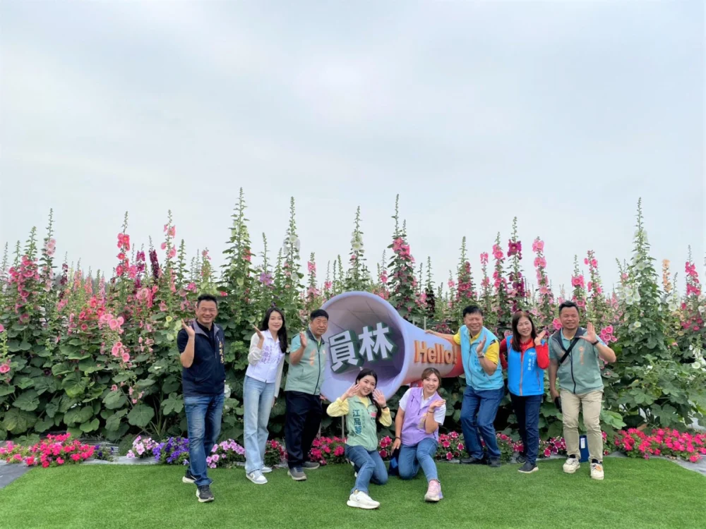 員林蜀葵花季繽紛登場，萬株花海打造春日最美打卡勝地。圖／彰化縣政府提供