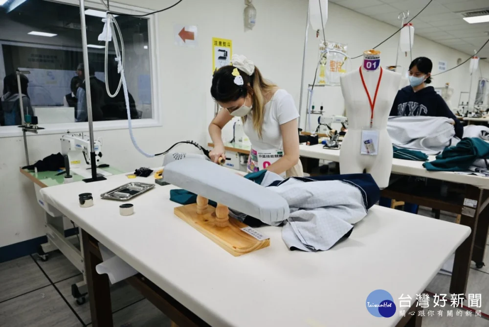 桃竹苗分署在本屆競賽中的漆作裝潢、美髮、服裝創作、中式服裝等職類一舉包辦前五名，展現絕佳的培訓實力，圖為服裝創作競賽實況。