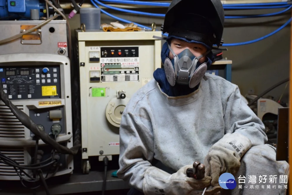 桃竹苗分署選手趙𤰳錙苦練戰勝天分，勇奪銲接金牌!