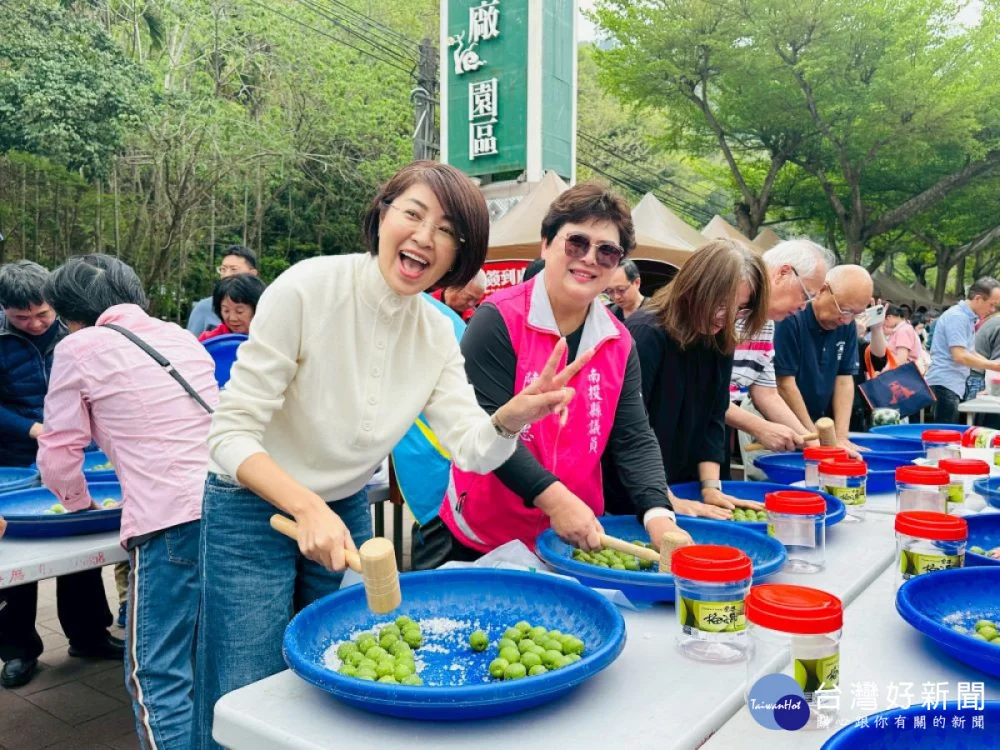 「 2026南投梅子節－春分一簍梅」28日開幕活動在信義鄉農會梅子夢工廠，南投縣長許淑華與民眾一起製作脆梅。(圖/記者賴淑禎攝)