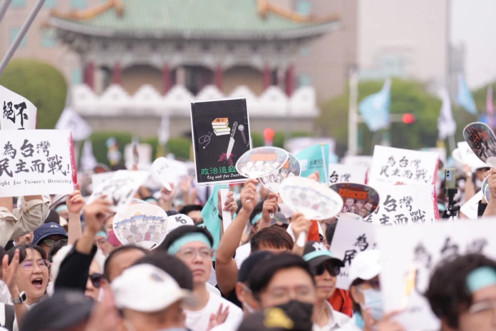 「賴清德沒用的！」　柯文哲手顫抖直指總統府咆哮「我不會投降！你消滅不了後面成千上萬小草！」