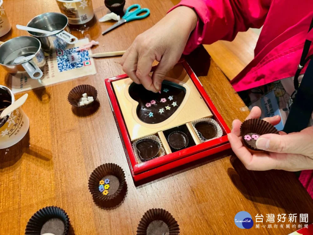 大湖鄉的「巧克力雲莊」,以可可文化與觀光工廠概念,透過導覽讓遊客了解巧克力製作與手作特殊造型巧克力體驗。(圖/地方中心)