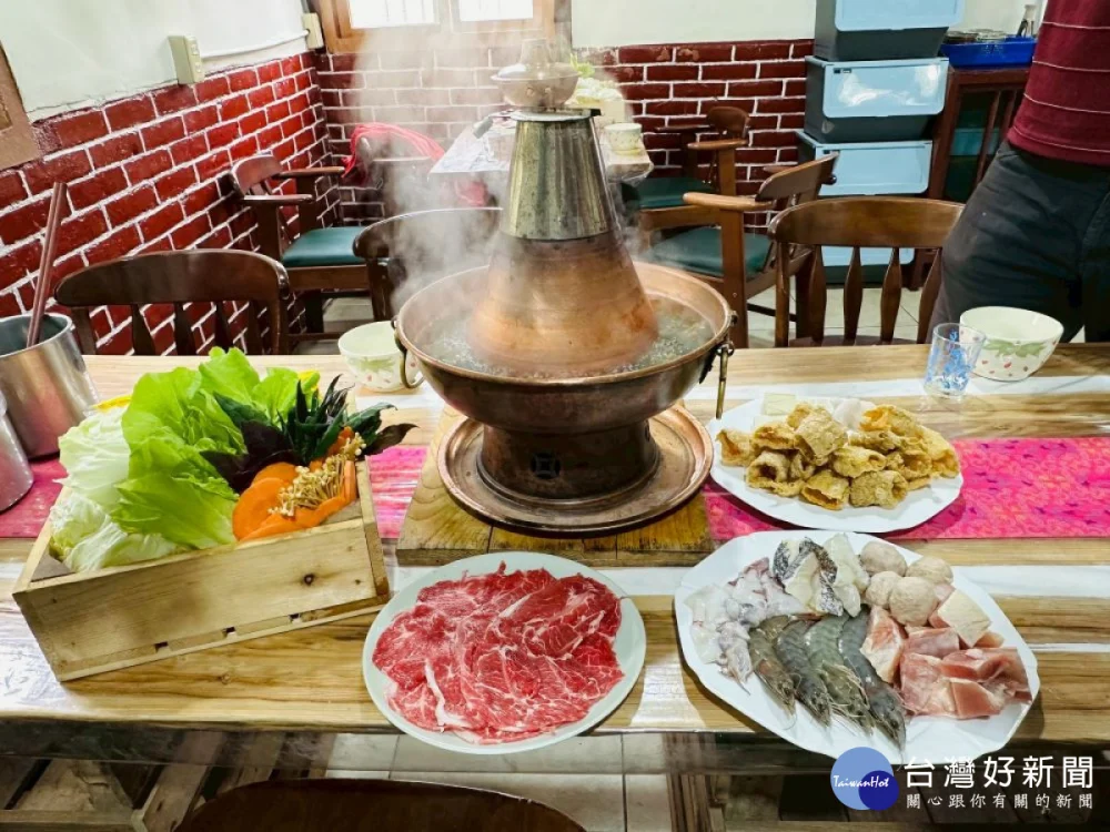 泰安鄉的山間伍貳居所,則以老屋再生為核心,客庄風味火鍋深具在地特色。(圖/地方中心)