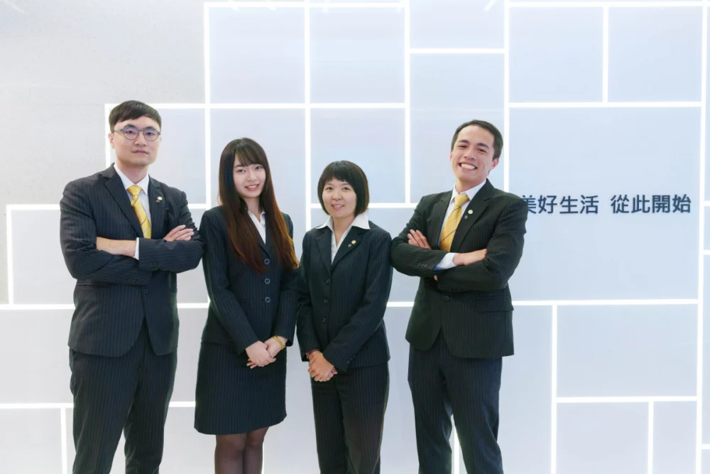 陳旻羣、俞芷廷、蔡雅君與李閎洋四位來自不同職務的員工，共同實踐將運動員精神融入房仲服務工作。圖片來源：永慶房屋