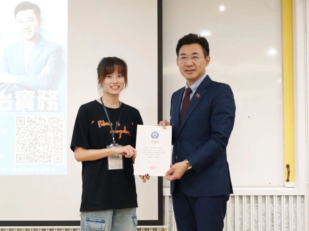 圖／東海政治學系系學會邀請現任立法院副院長江啟臣暢談「從學術到政治實務」，吸引逾百名師生熱烈參與。（東海大學提供）