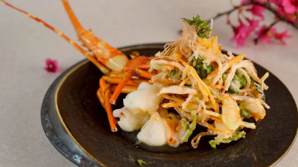 圖／伊勢龍蝦的緊實Ｑ彈精準擊中老饕的味蕾，將春季海鮮清雅卻又深邃的旨味發揮得淋漓盡致。（莞固和食 提供）