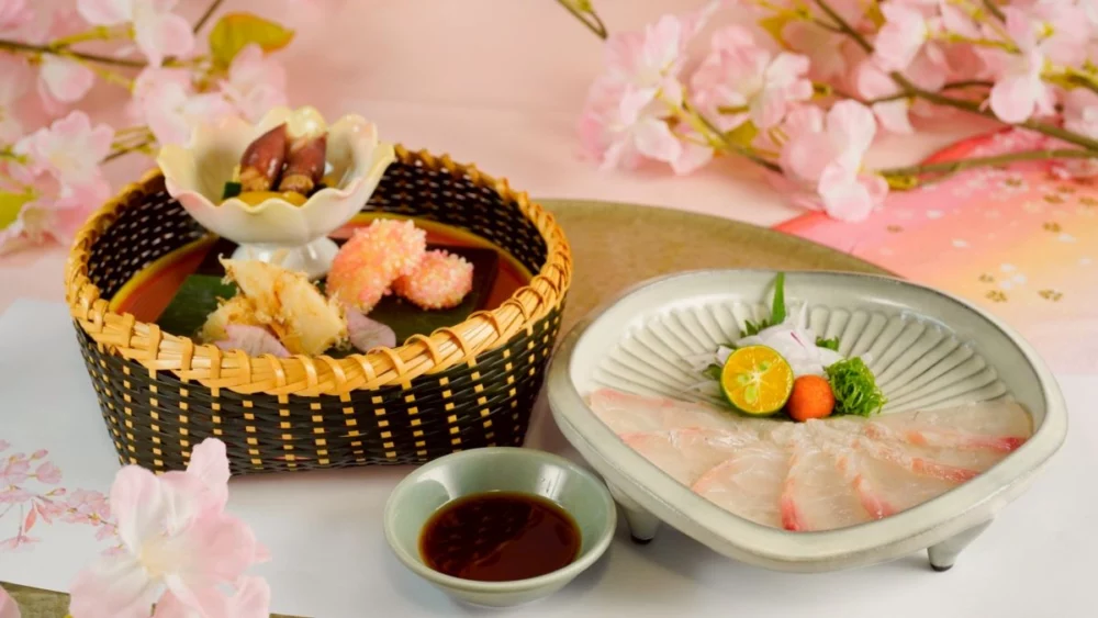 圖／莞固和食料理長今年特別以櫻花時節為靈感，將春日特有的粉嫩視覺與季節食材春筍、螢烏賊完美結合，加上晶瑩剔透、薄如蟬翼的真鯛肉片，吸引不少饕客前來。（莞固和食 提供）